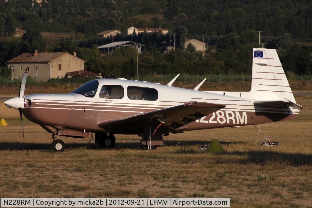 N228RM, 1990 Mooney M20K C/N 25-1230, Parked