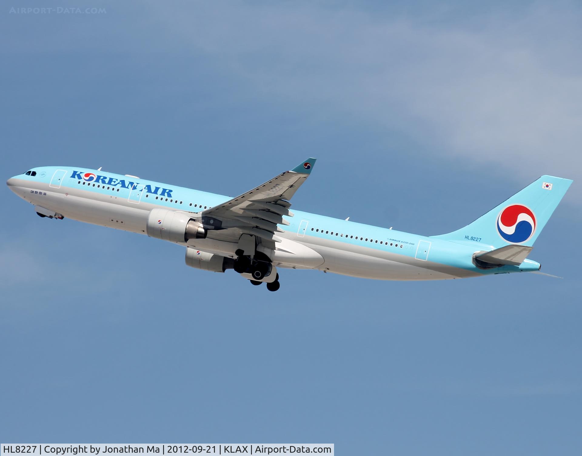 HL8227, 2010 Airbus A330-223 C/N 1200, Take off shortly after SCA747 arrives