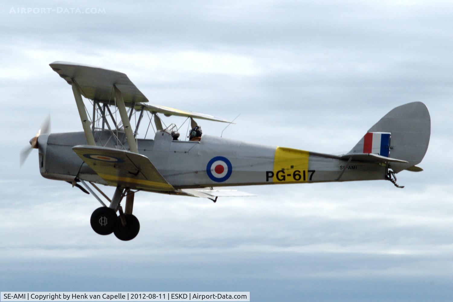 SE-AMI, 1944 De Havilland DH-82A Tiger Moth II C/N 86526, Tiger Moth SE-AMI flying at Dala-Järna airfield, Sweden.
