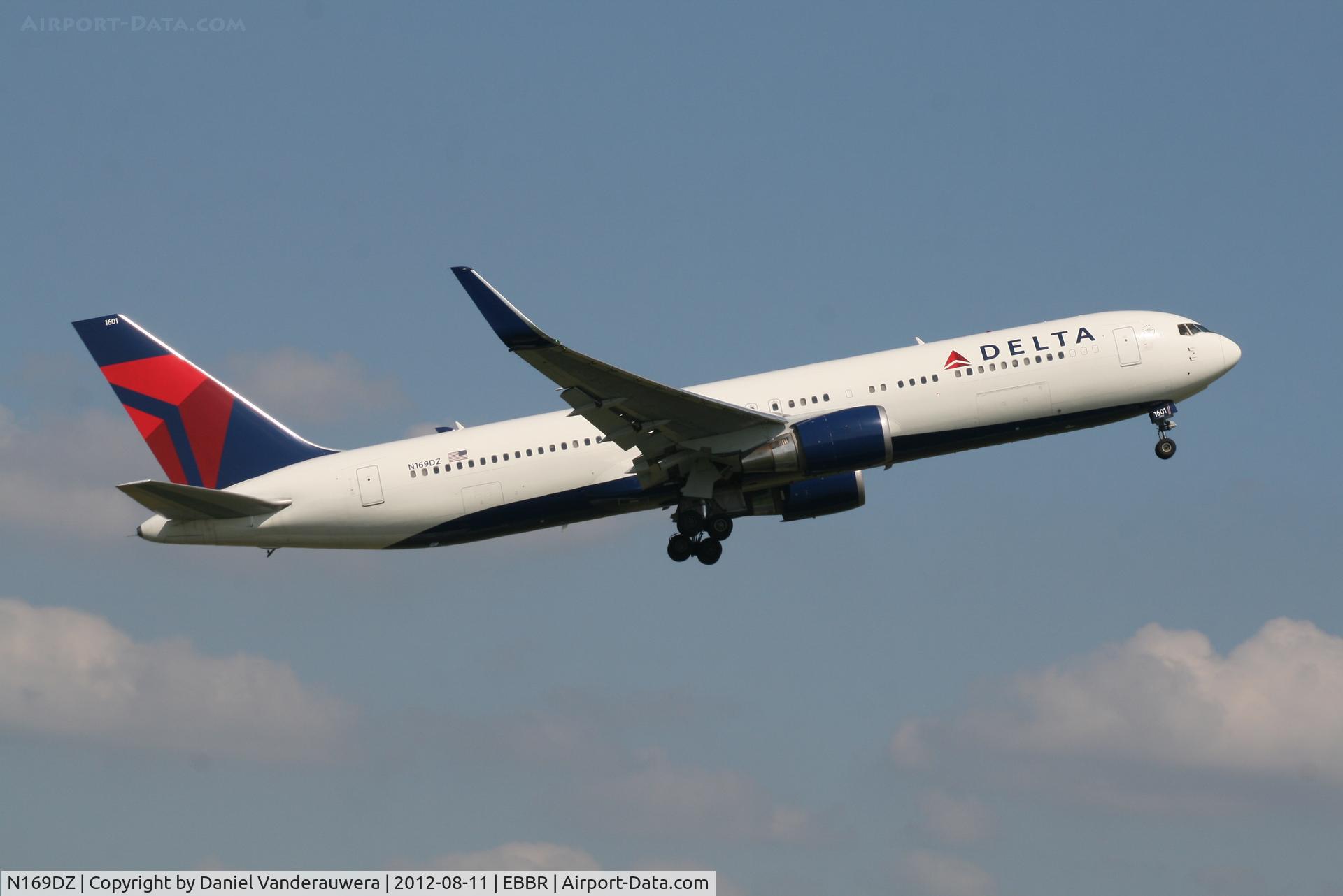 N169DZ, 1998 Boeing 767-332 C/N 29689, Flight DL141 is climbing from RWY 07R