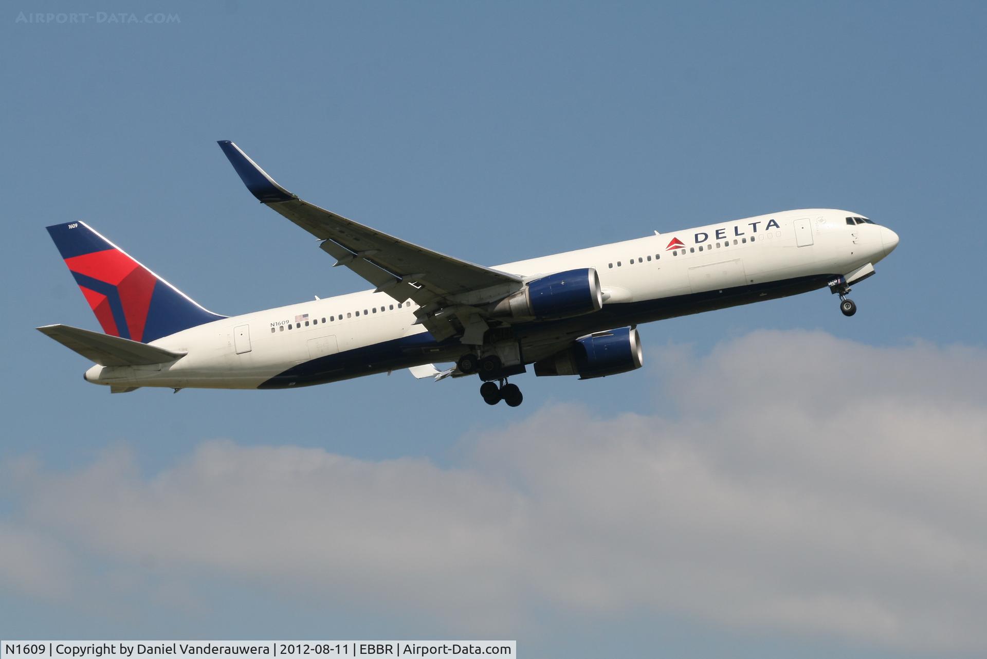 N1609, 2000 Boeing 767-332 C/N 30574, Flight DL081 is climbing from RWY 07R