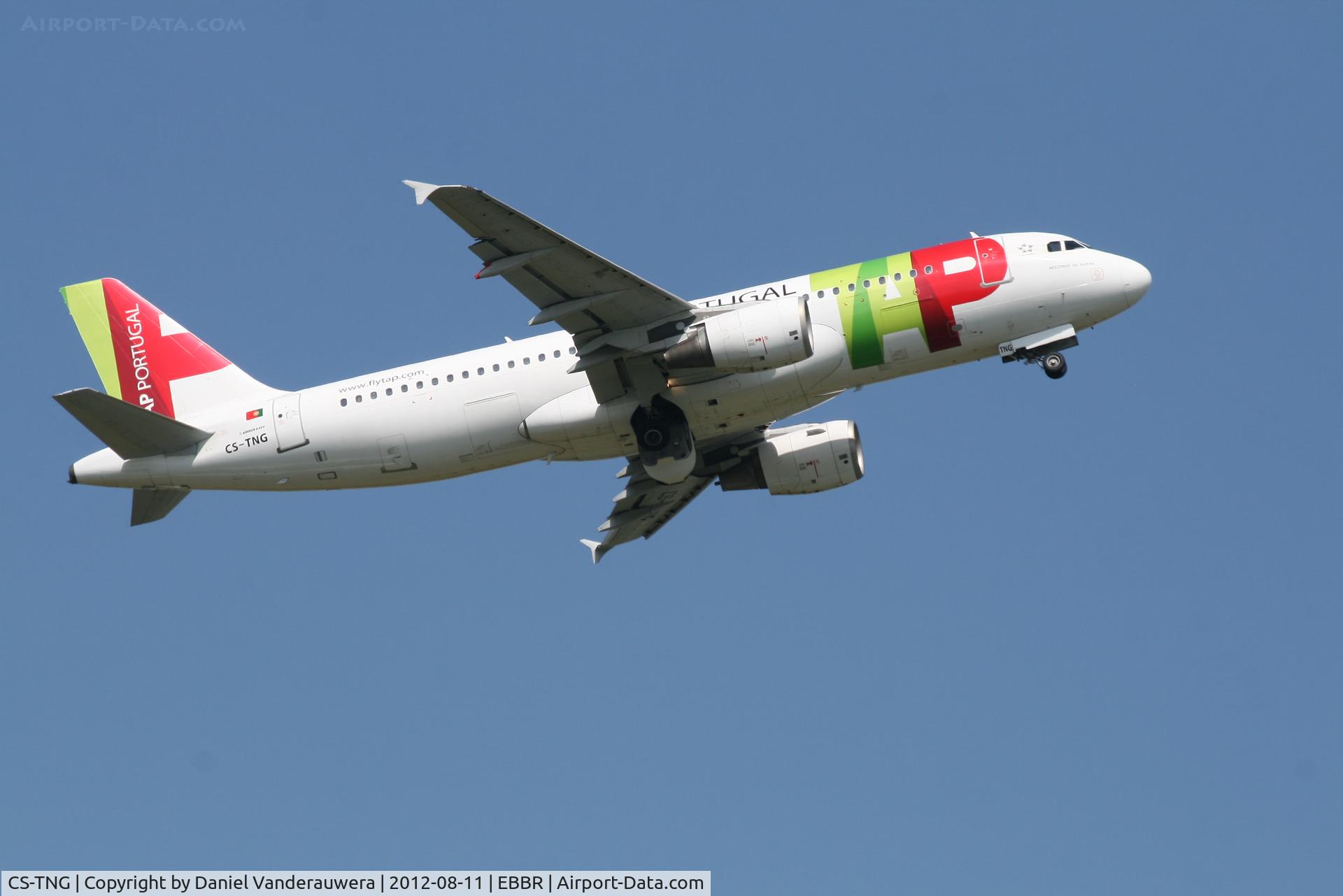 CS-TNG, 1998 Airbus A320-214 C/N 945, Flight TP607 is climbing from RWY 07R