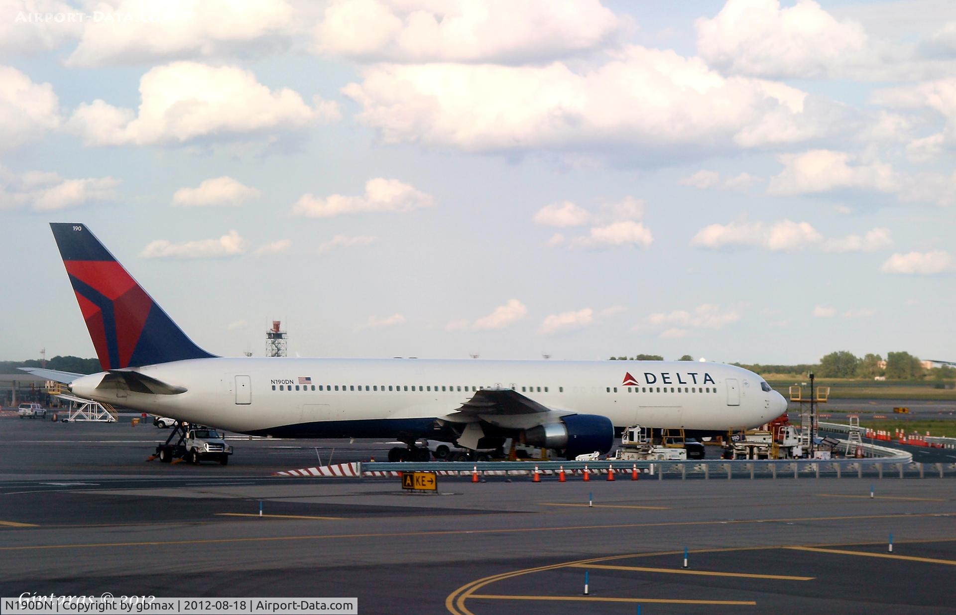 N190DN, 1997 Boeing 767-332 C/N 28447, @ JFK