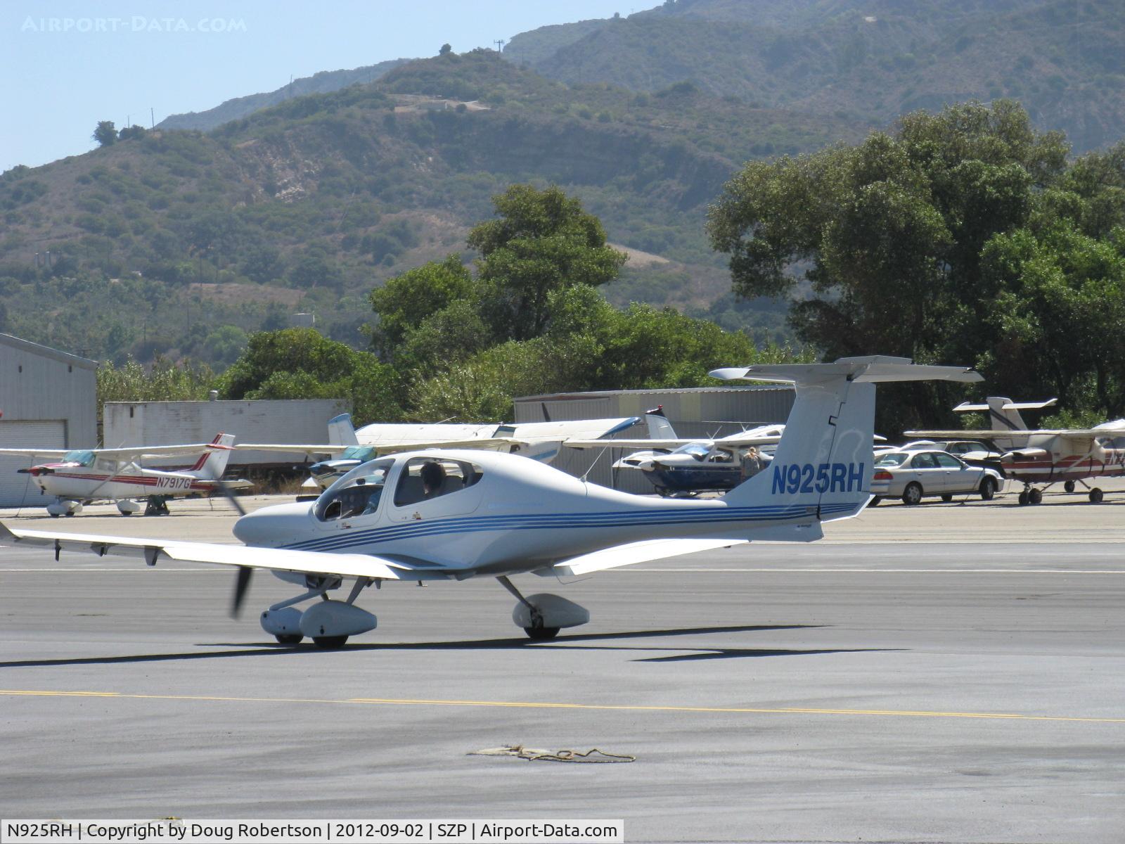 N925RH, 2002 Diamond DA-40 Diamond Star C/N 40.212, 2002 Diamond DA40 DIAMOND STAR, Lycoming IO-360-M1A+ 180 Hp, taxi