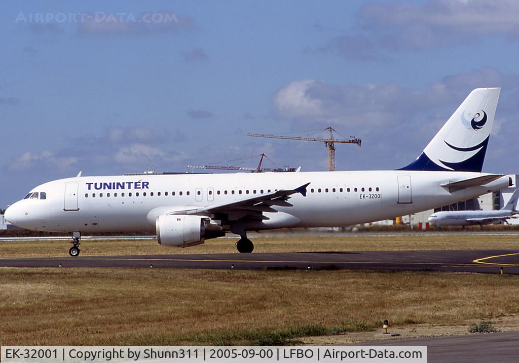 EK-32001, 1993 Airbus A320-212 C/N 397, Taxiing holding point rwy 32R for departure