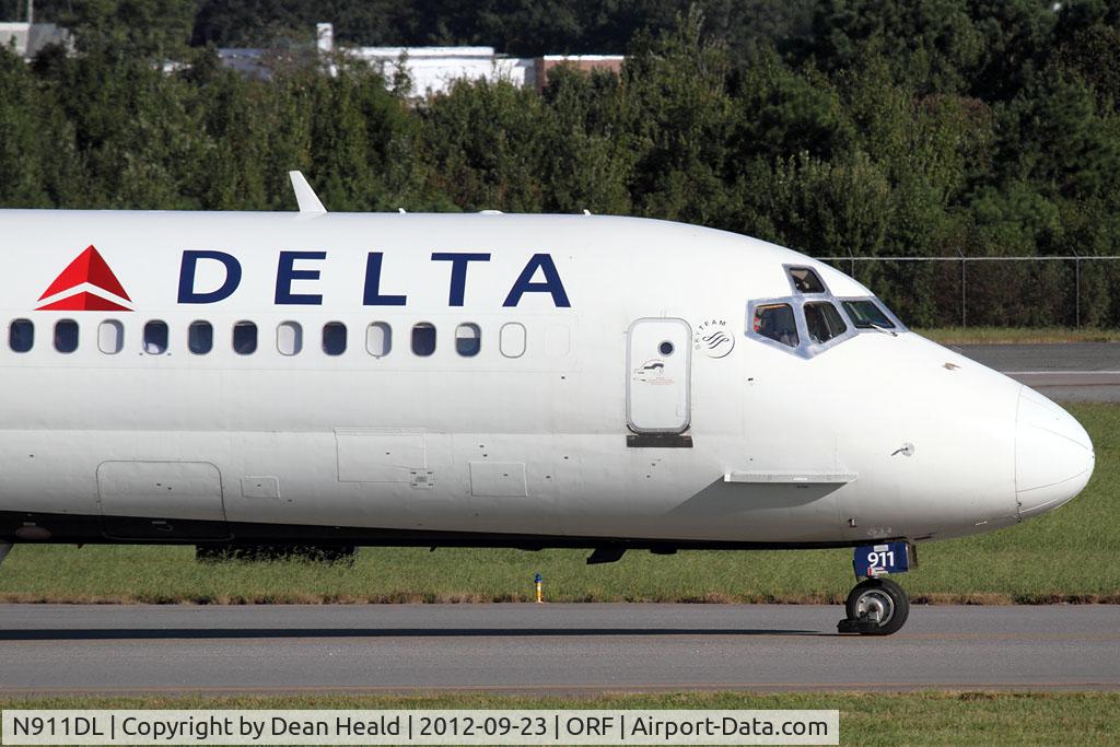 N911DL, 1987 McDonnell Douglas MD-88 C/N 49542, Close-up of Delta Air Lines N911DL (FLT DAL2148) as she taxis to the gate on Taxiway 