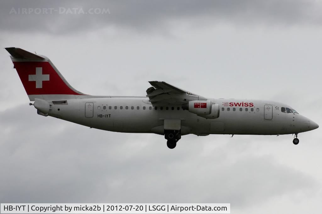 HB-IYT, 2000 British Aerospace Avro 146-RJ100 C/N E3380, Landing