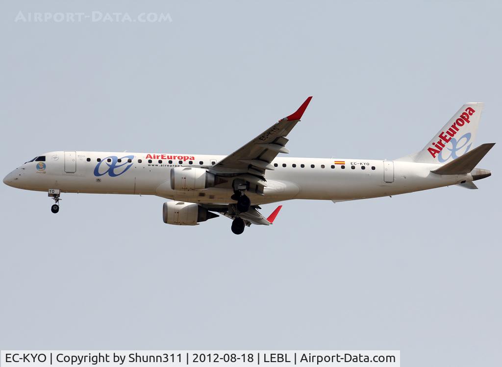 EC-KYO, 2009 Embraer 195LR (ERJ-190-200LR) C/N 19000276, Landing rwy 07L with additional 'Disney 20th anniversary' patch under cockpit