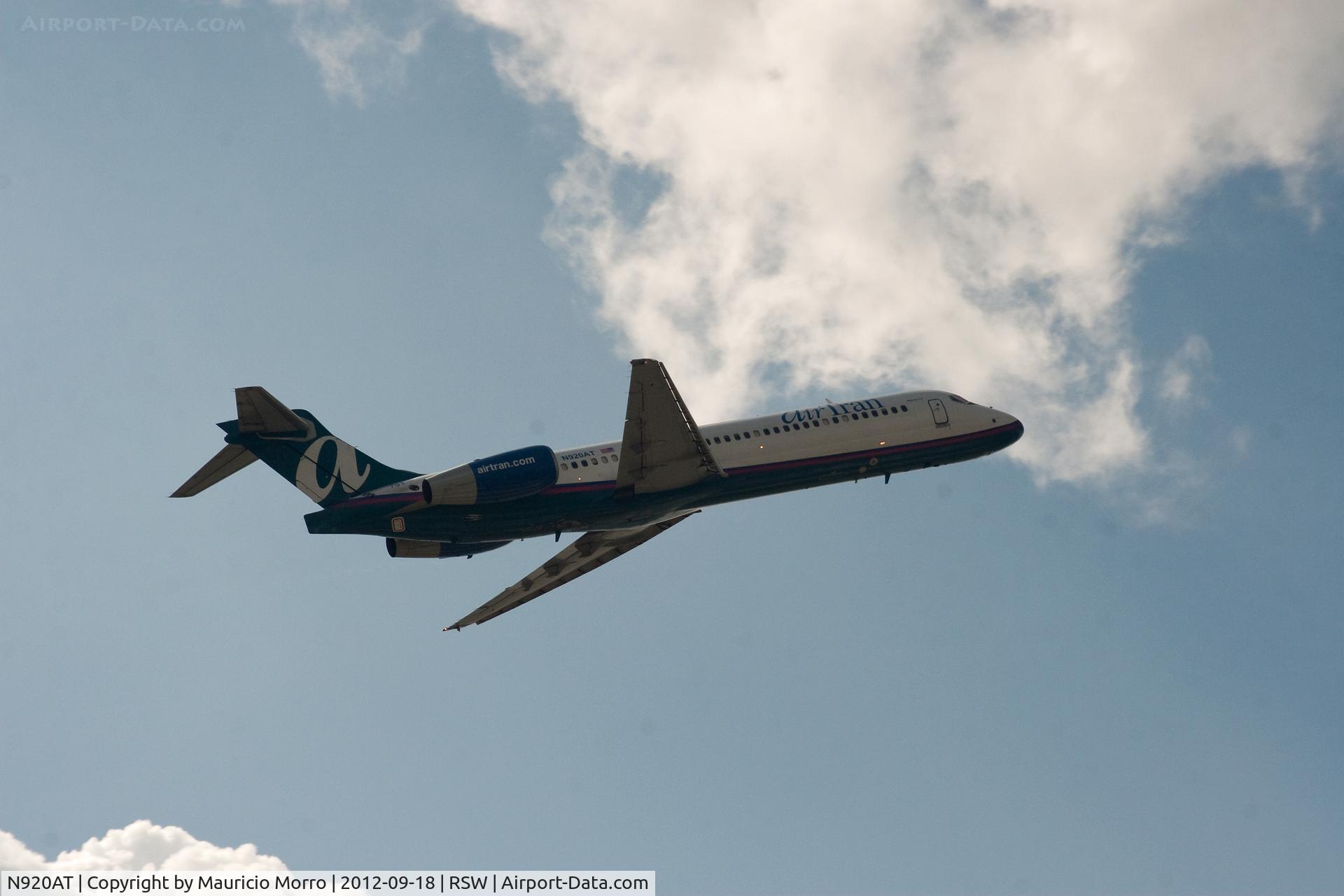 N920AT, 2000 Boeing 717-200 C/N 55083, Taking off at RSW