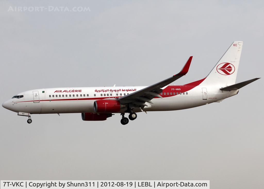 7T-VKC, 2005 Boeing 737-8D6 C/N 34166, Landing rwy 25R in new c/s