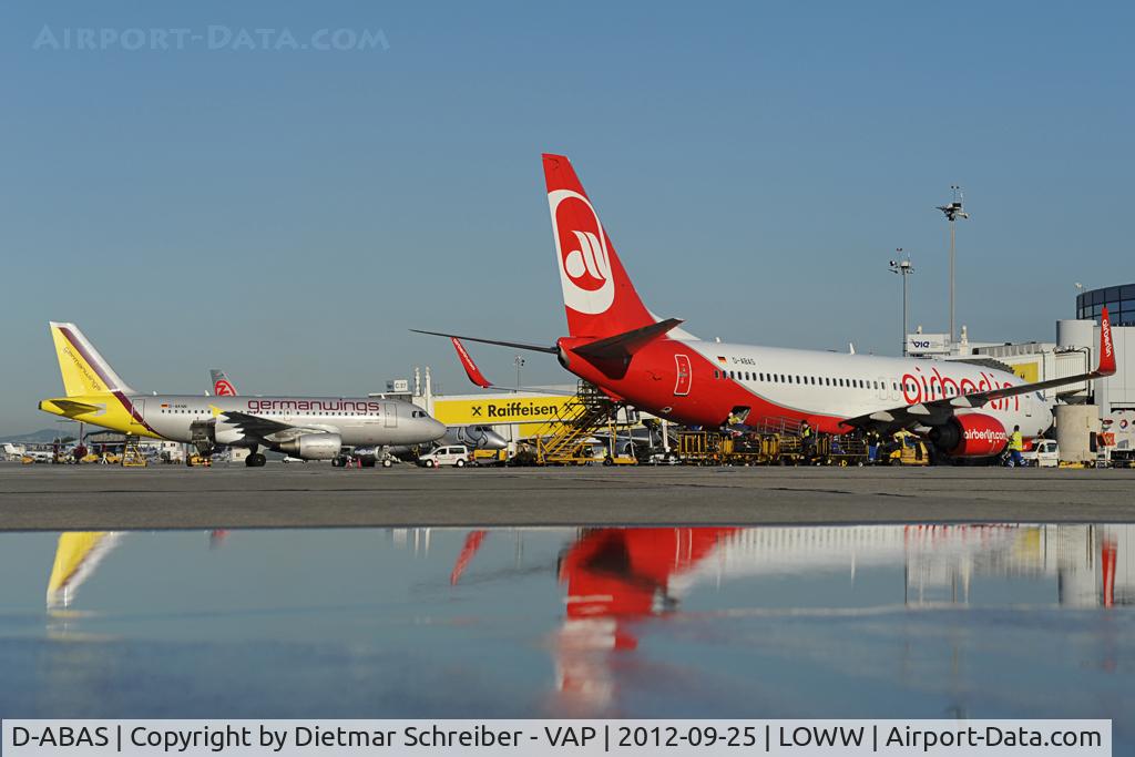 D-ABAS, 1999 Boeing 737-86J C/N 28073, Air Berlin Boeing 737-800 - reflection