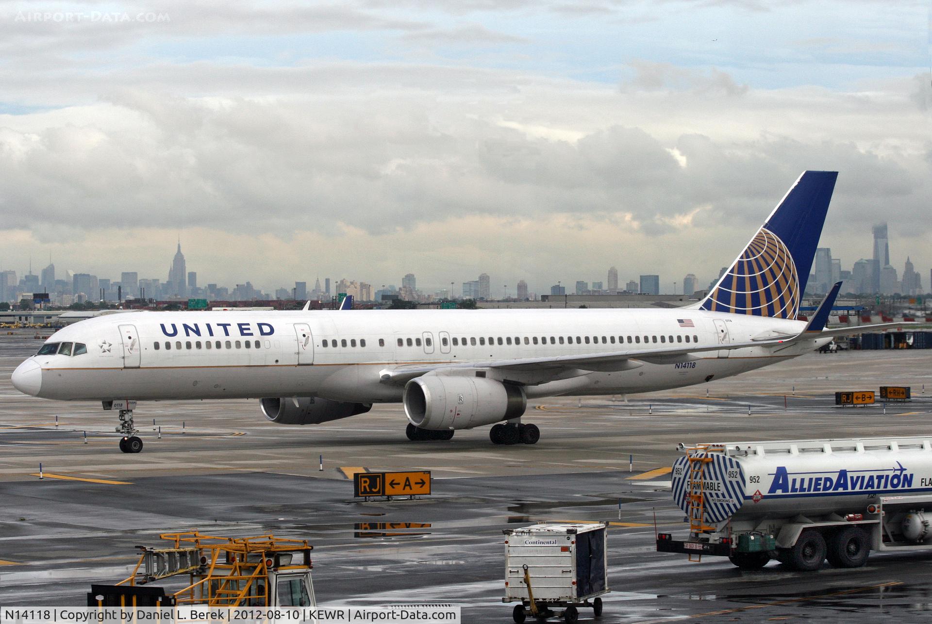 N14118, 1997 Boeing 757-224 C/N 27560, A former CO 757 taxies in at Newark, with the New York City skyline as a dramatic backdrop.