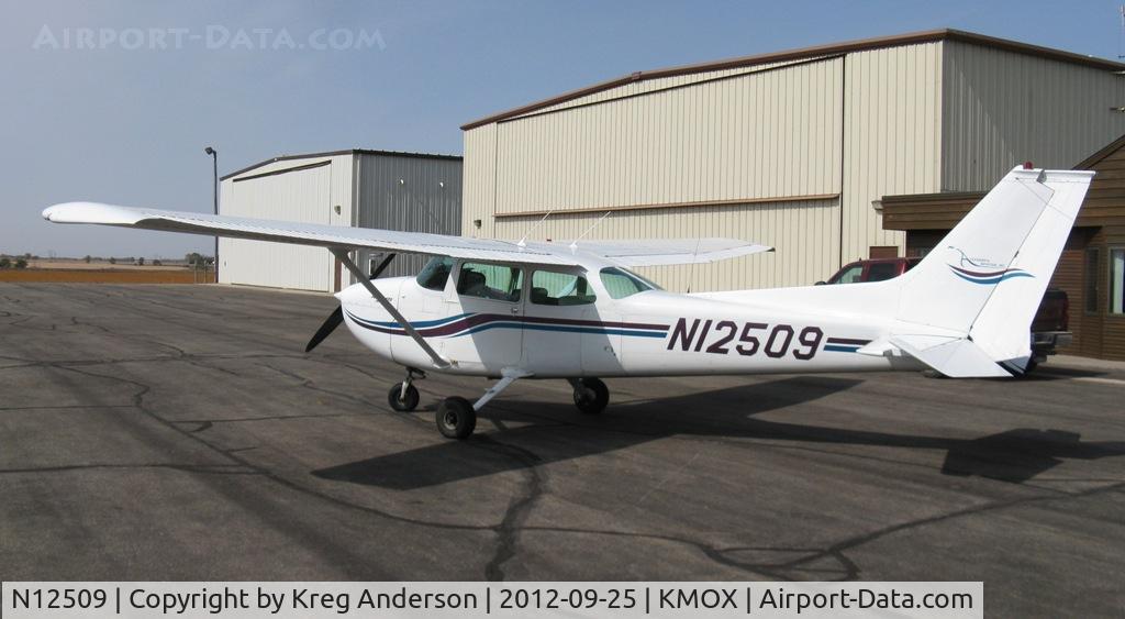 N12509, 1973 Cessna 172M C/N 17262030, Cessna 172M Skyhawk on the ramp in Morris, MN.