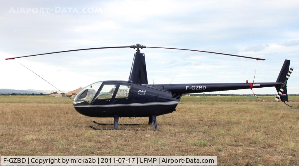 F-GZBD, 2004 Robinson R44 II C/N 10353, Parked