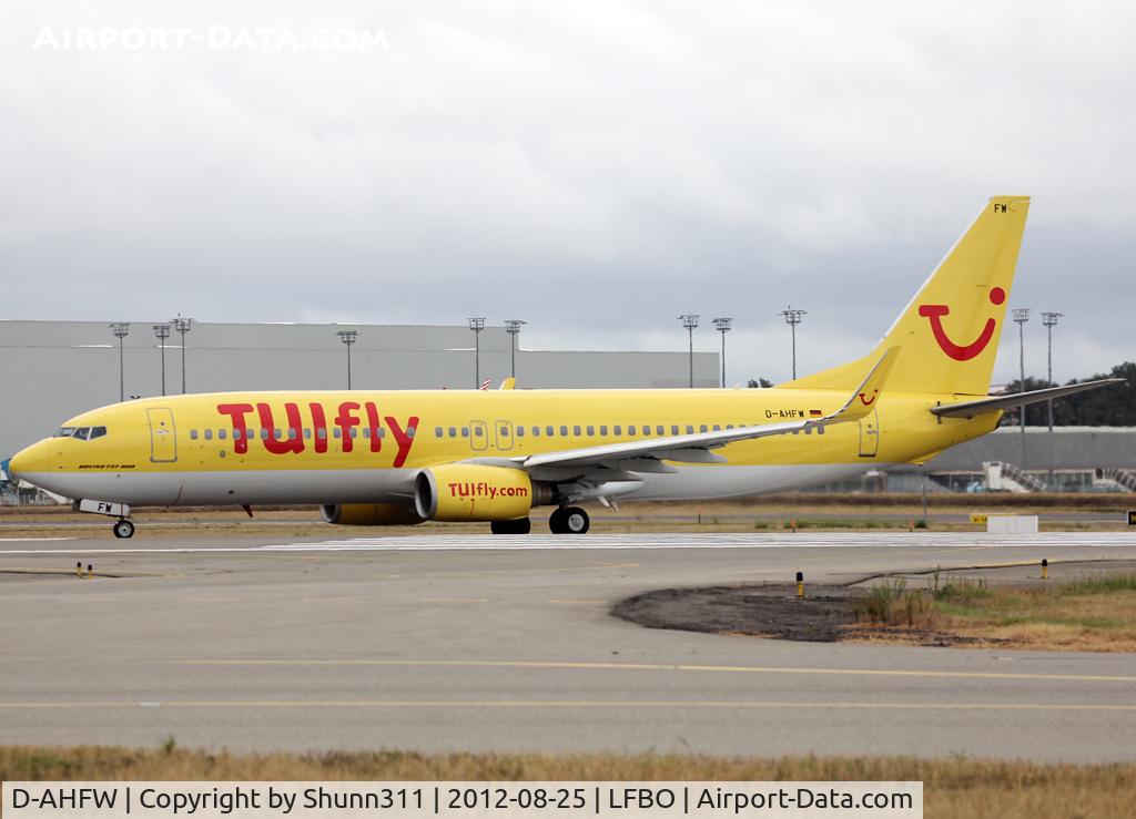 D-AHFW, 2001 Boeing 737-8K5 C/N 30882, Taxiing to the Terminal...