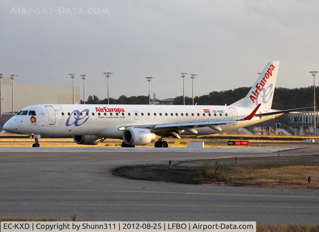 EC-KXD, 2009 Embraer 195LR (ERJ-190-200LR) C/N 19000244, Taxiing to the Terminal with additional Disney patch on the cockpit...