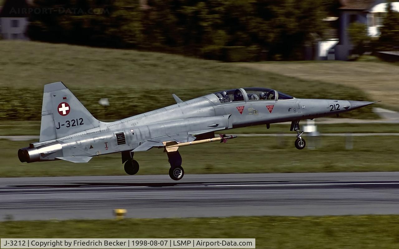 J-3212, Northrop F-5F Tiger II C/N M1012, moments prior touchdown at Payerne AB