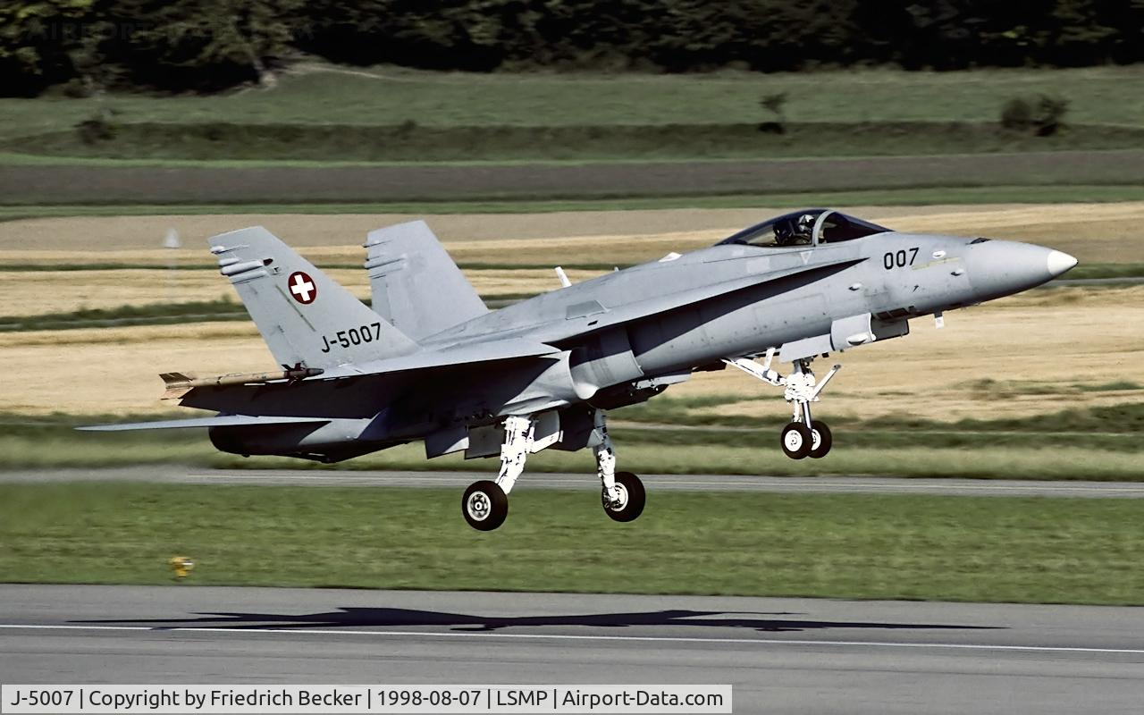J-5007, McDonnell Douglas F/A-18C Hornet C/N 1335/SFC007, moments prior touchdown at Payerne AB