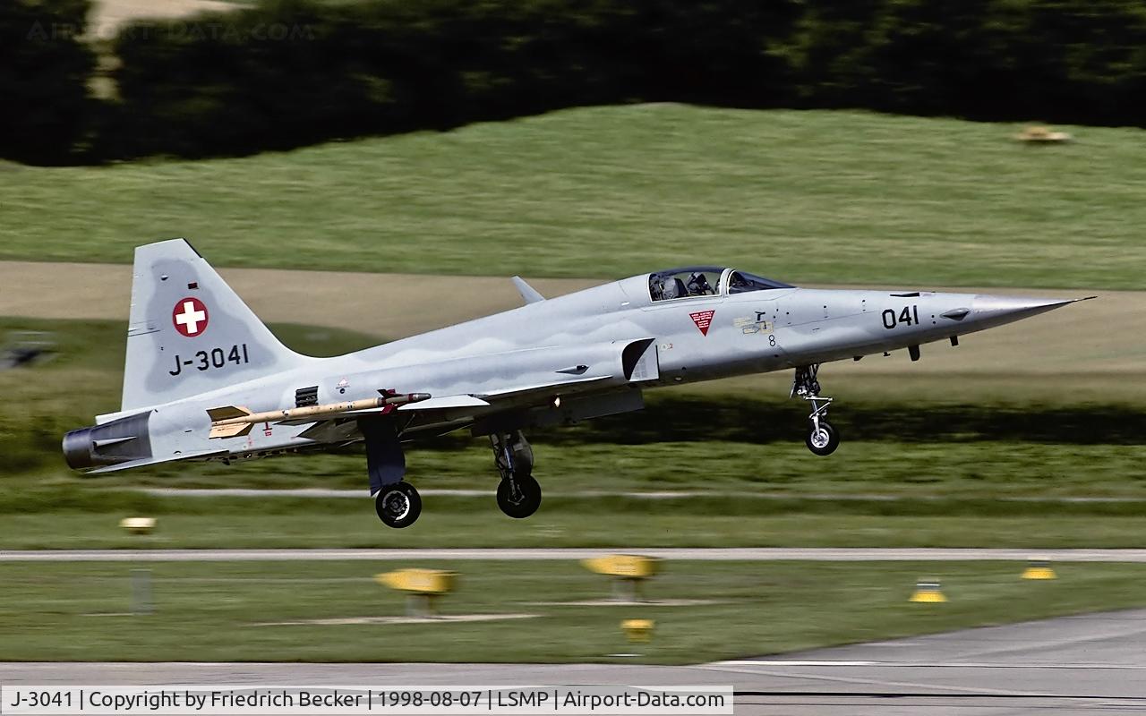 J-3041, 1979 Northrop F-5E Tiger II C/N L.1041, moments prior touchdown at Payerne AB