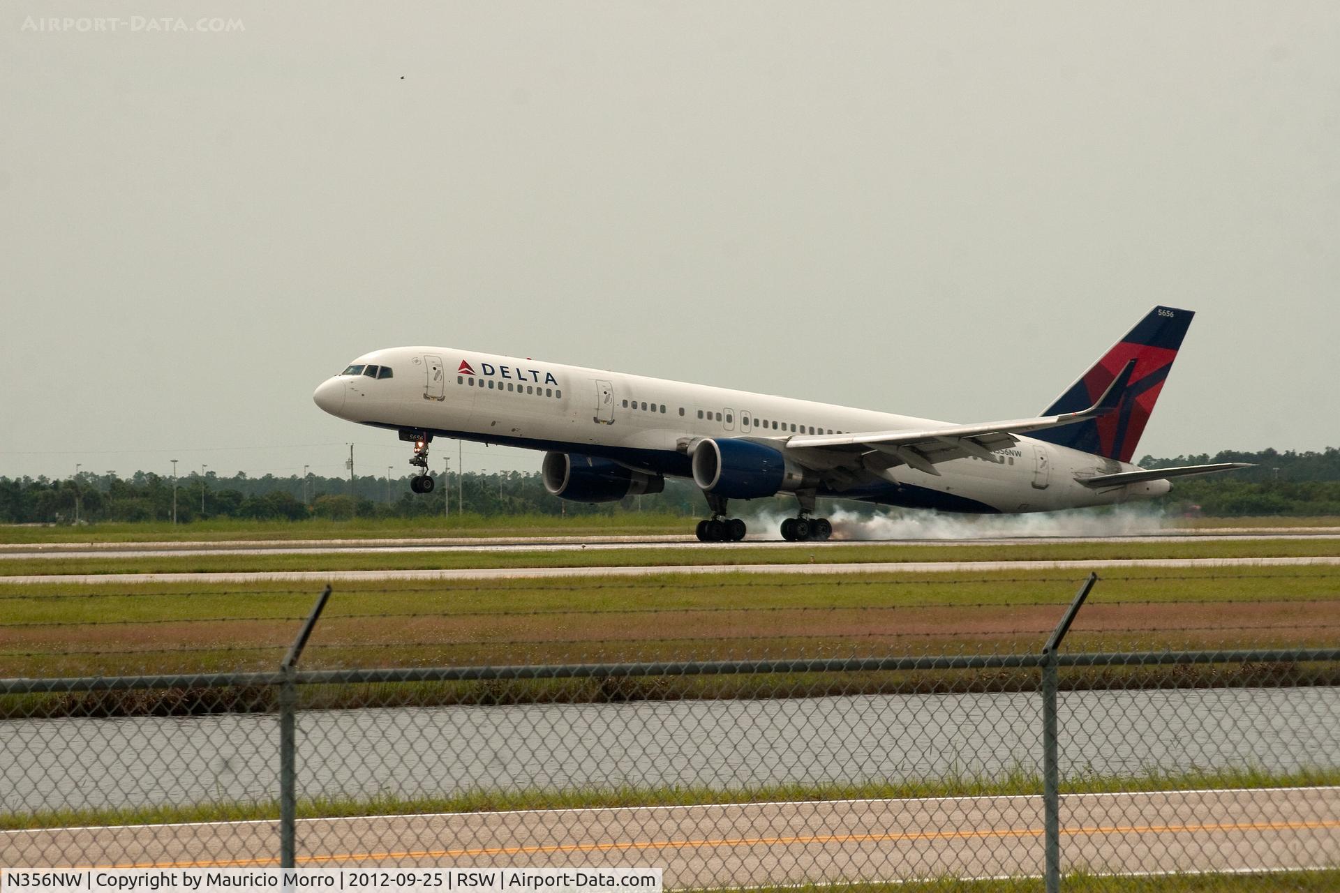 N356NW, 1998 Airbus A320-212 C/N 818, Touchingd down at RWY 6