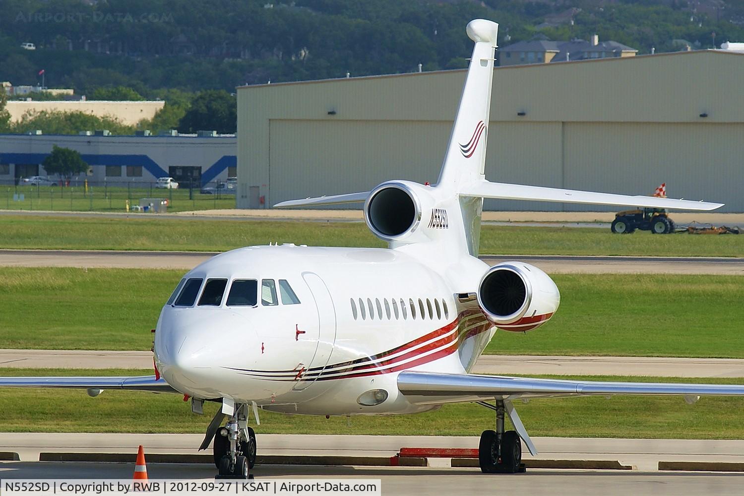 N552SD, 2002 Dassault Falcon 900EX C/N 105, Parked