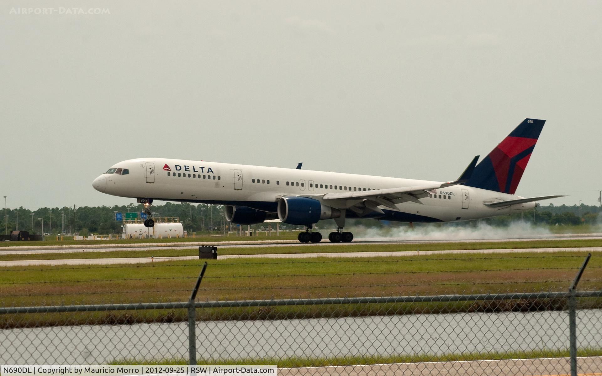 N690DL, 1998 Boeing 757-232 C/N 27585, Touching down at RWY 6