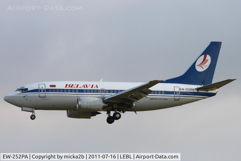 EW-252PA, 1996 Boeing 737-524 C/N 26340, Landing