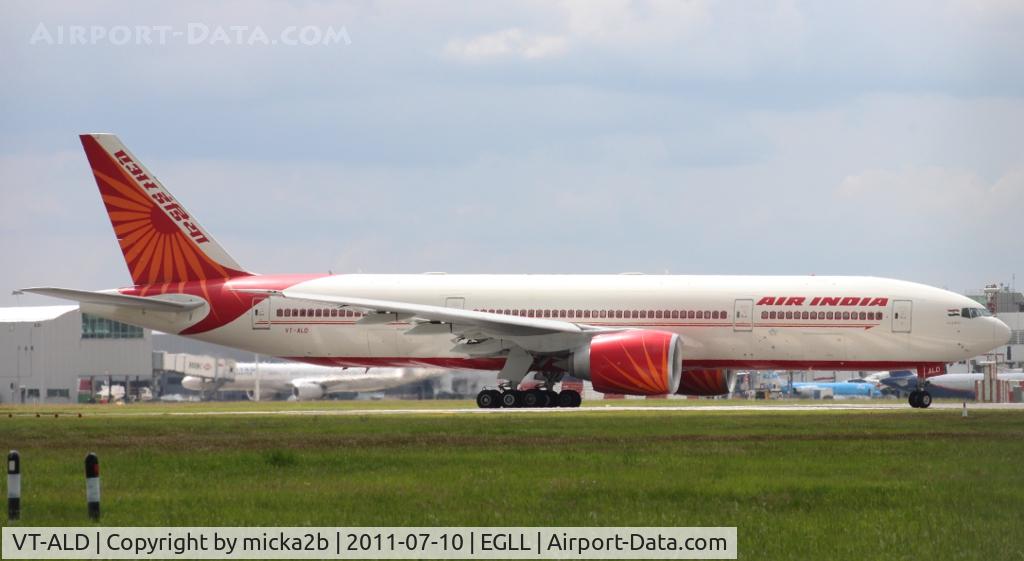 VT-ALD, 2007 Boeing 777-237/LR C/N 36303, Taxiing. Scrapped in april 2019.