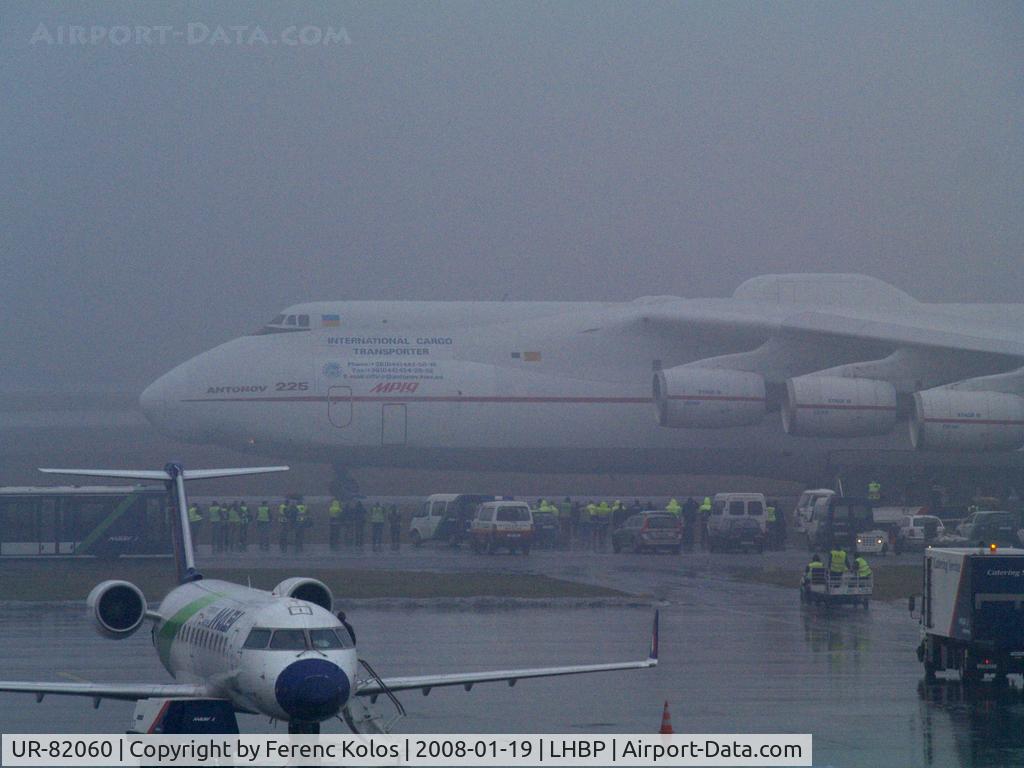 UR-82060, 1988 Antonov An-225 Mriya C/N 19530503763, Ferihegy