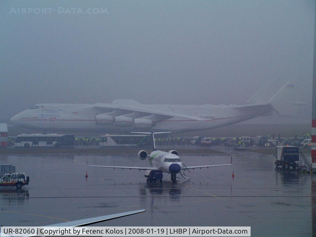 UR-82060, 1988 Antonov An-225 Mriya C/N 19530503763, Ferihegy