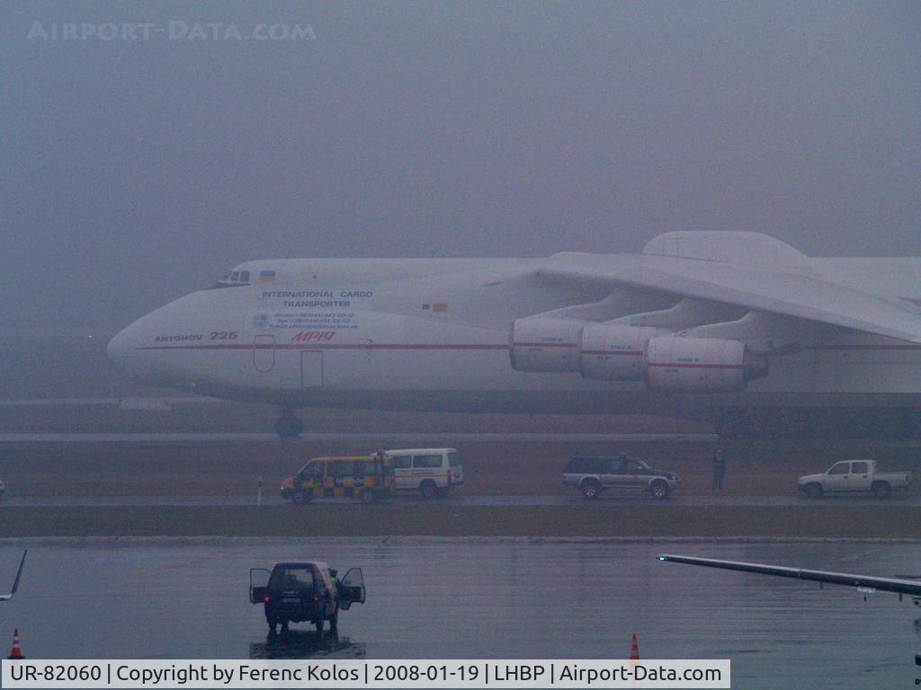 UR-82060, 1988 Antonov An-225 Mriya C/N 19530503763, Ferihegy