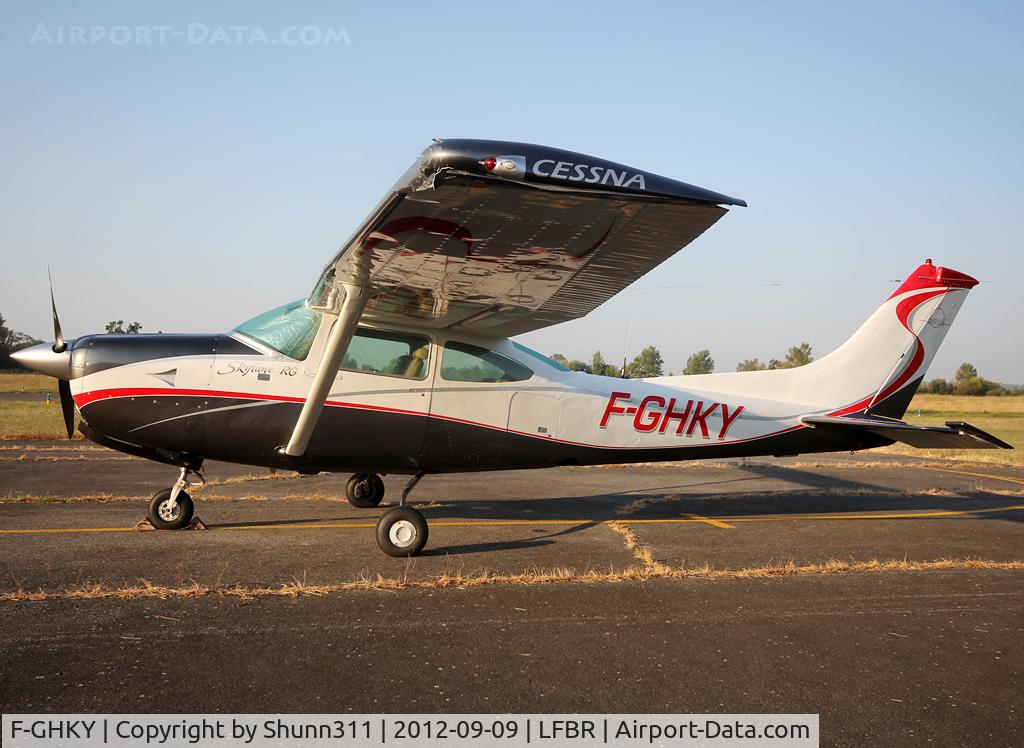F-GHKY, Cessna R182 Skylane RG C/N R182-00728, Parked at the Airclub