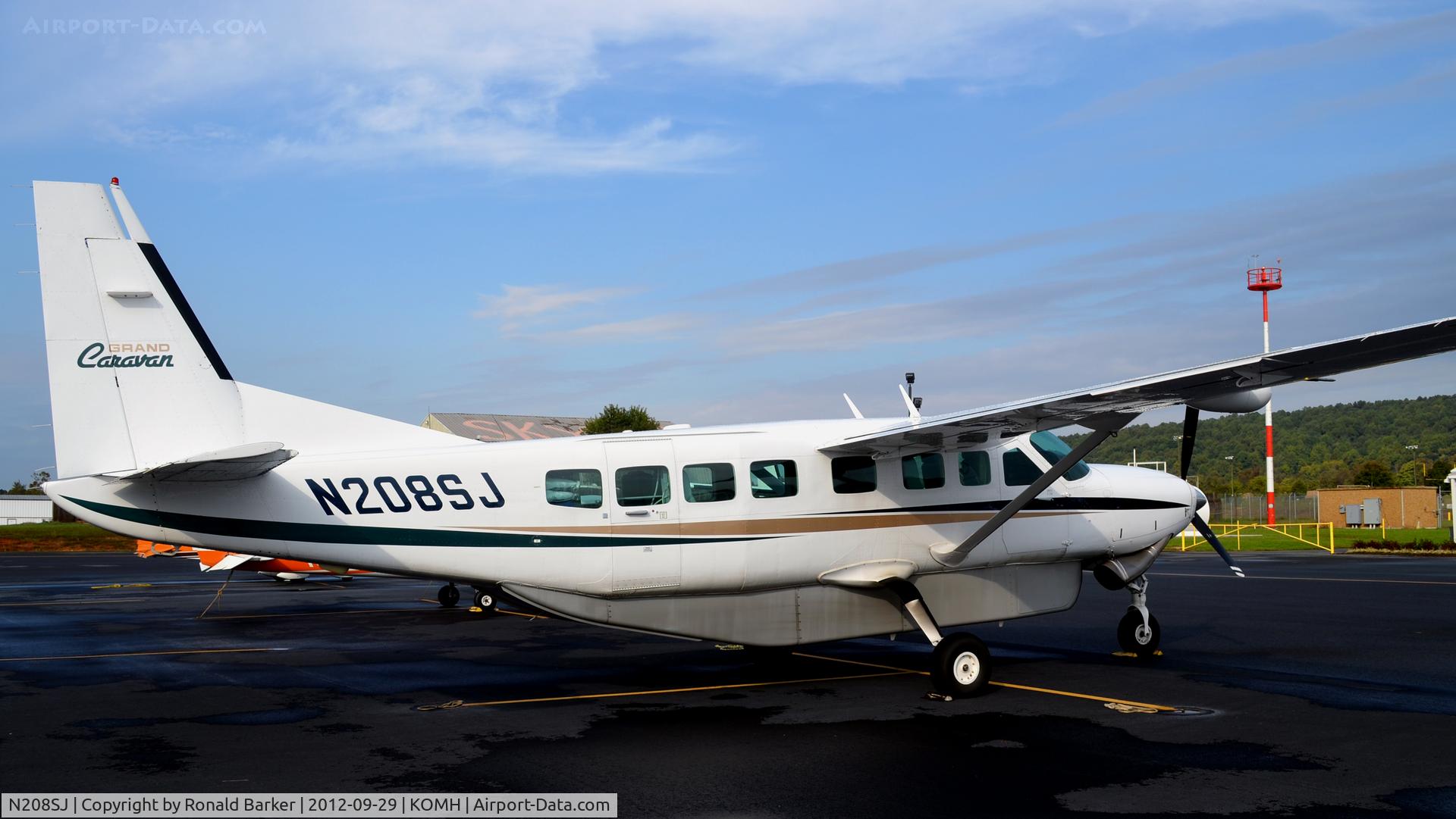 N208SJ, 2000 Cessna 208B C/N 208B0870, Orange