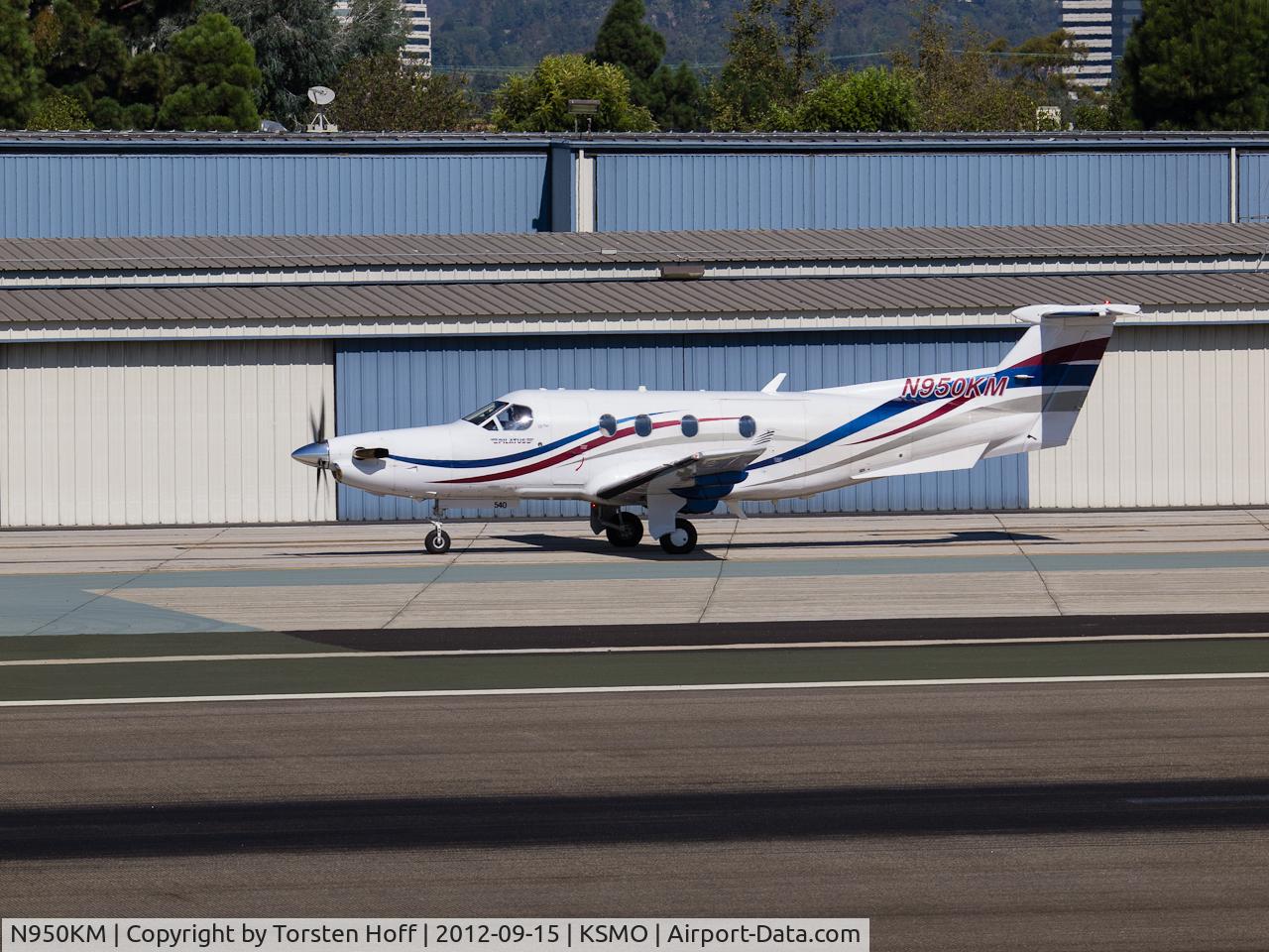 N950KM, 2004 Pilatus PC-12/45 C/N 540, N950KM taxiing