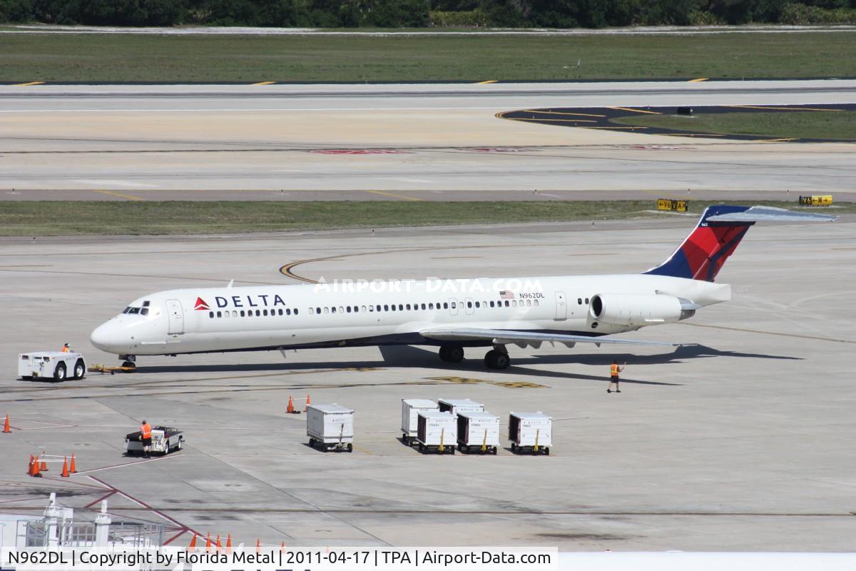 N962DL, 1990 McDonnell Douglas MD-88 C/N 49981, Delta MD-88