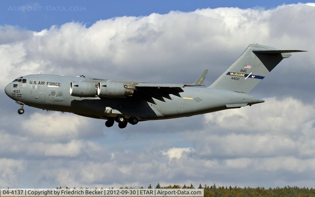 04-4137, 2004 Boeing C-17A Globemaster III C/N P-137, on final RW26