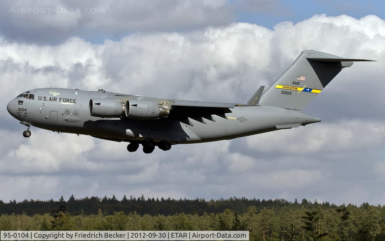 95-0104, 1995 McDonnell Douglas C-17A Globemaster III C/N P-29, on final RW26