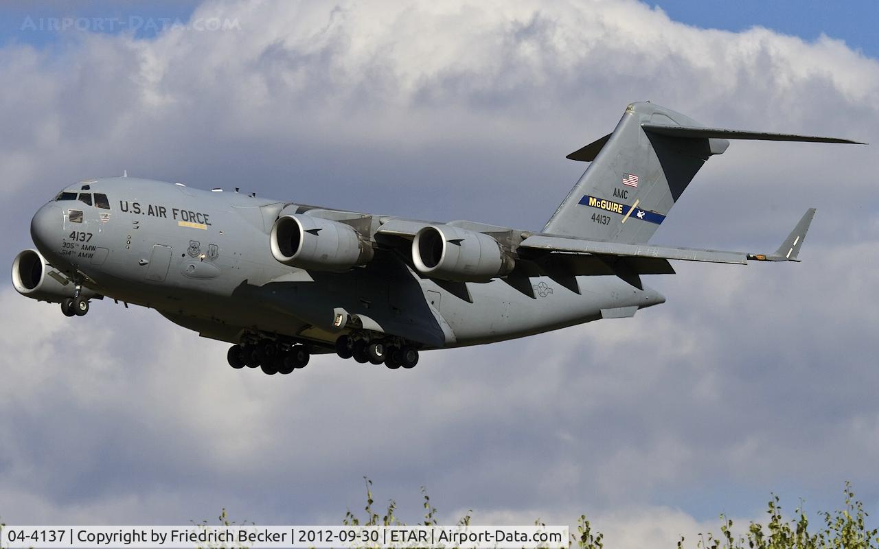 04-4137, 2004 Boeing C-17A Globemaster III C/N P-137, on final RW26