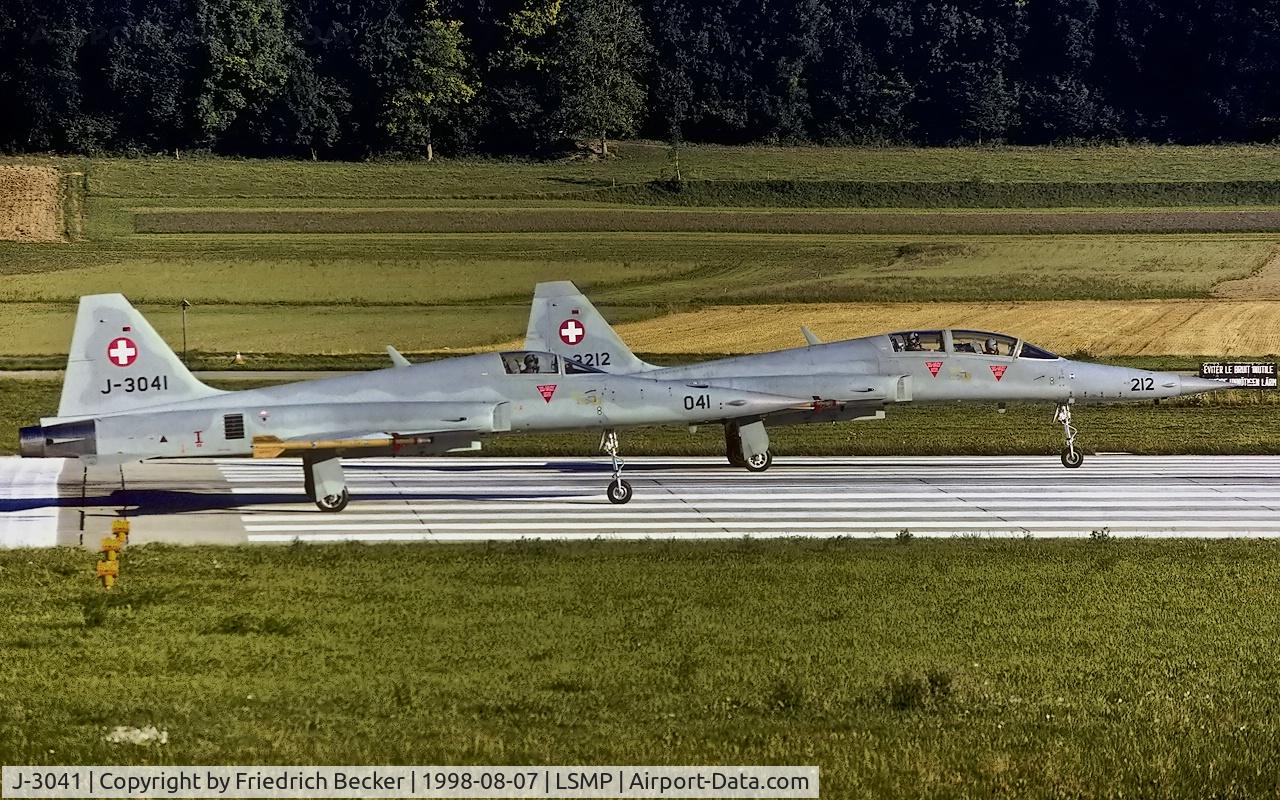 J-3041, 1979 Northrop F-5E Tiger II C/N L.1041, lined up for departure