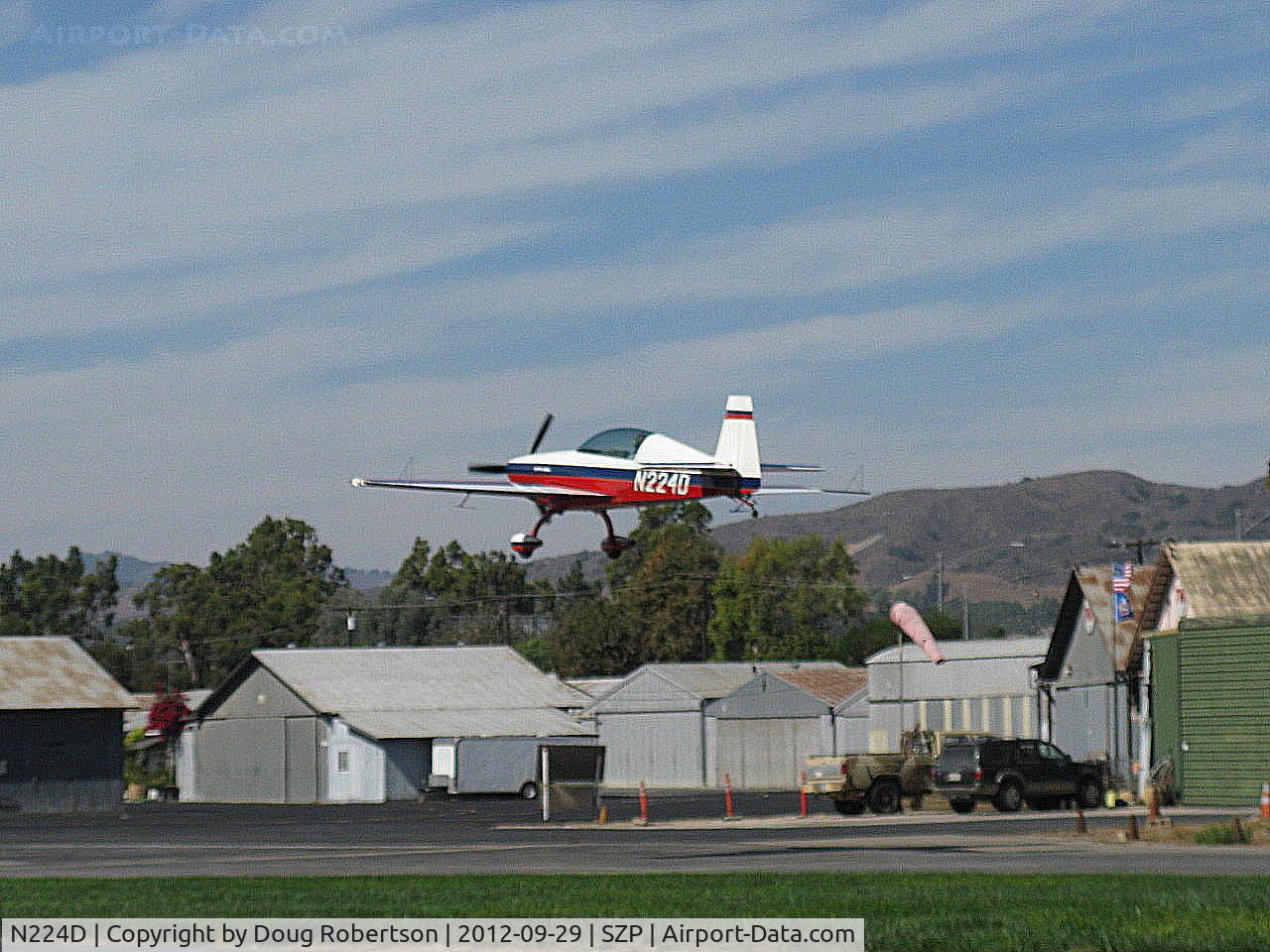 N224D, 1996 Extra EA-300/L C/N 028, 1996 Extra Flugzeugbau Gmbh EA 300/L, Lycoming AEIO-540-L1B5 300 Hp, landing Rwy 22