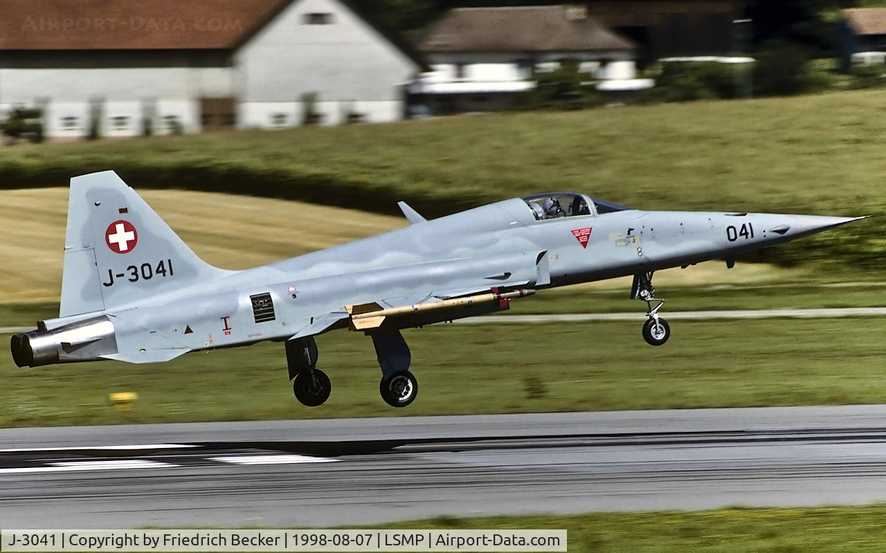 J-3041, 1979 Northrop F-5E Tiger II C/N L.1041, moments prior touchdown at Payerne AB
