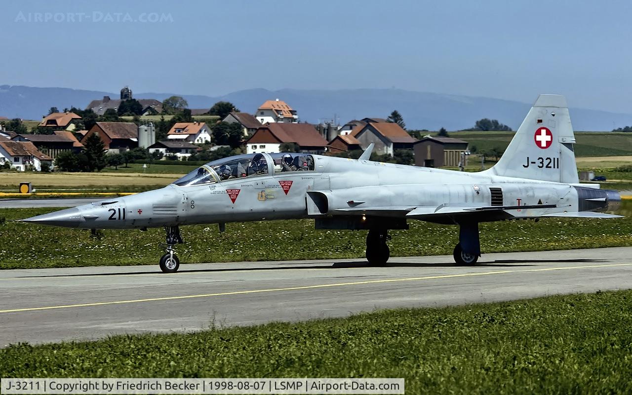 J-3211, 1981 Northrop F-5F Tiger II C/N M1011, taxying to the active