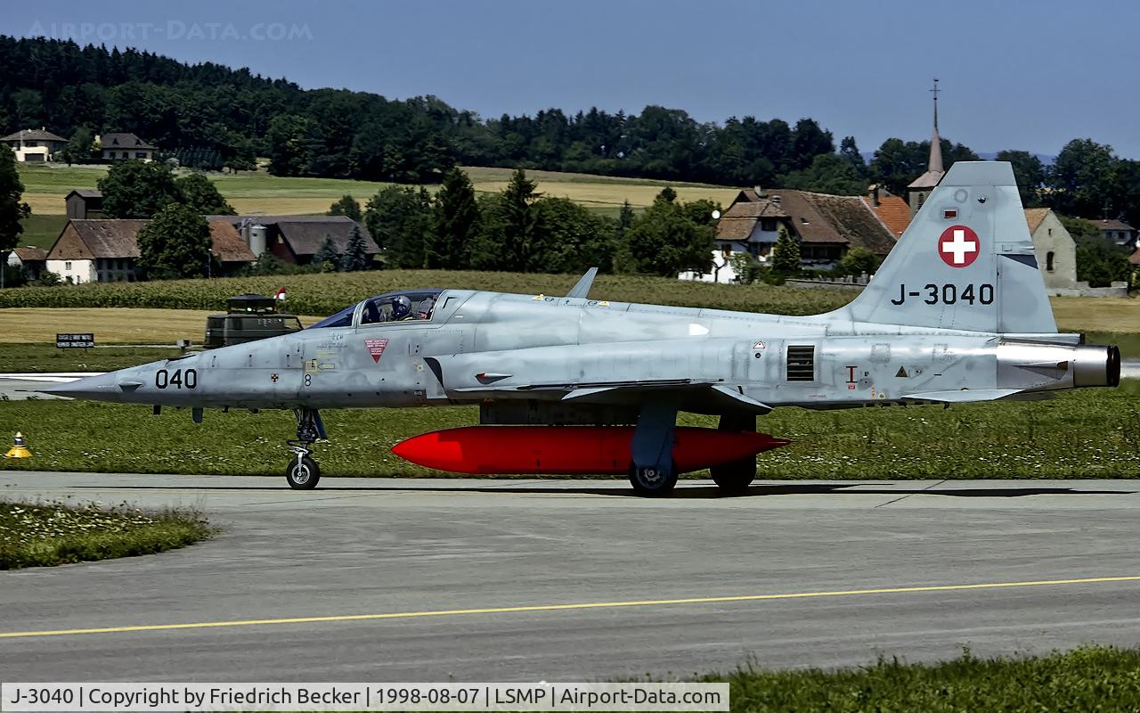 J-3040, Northrop F-5E Tiger II C/N L.1040, taxying to the active at Payerne AB