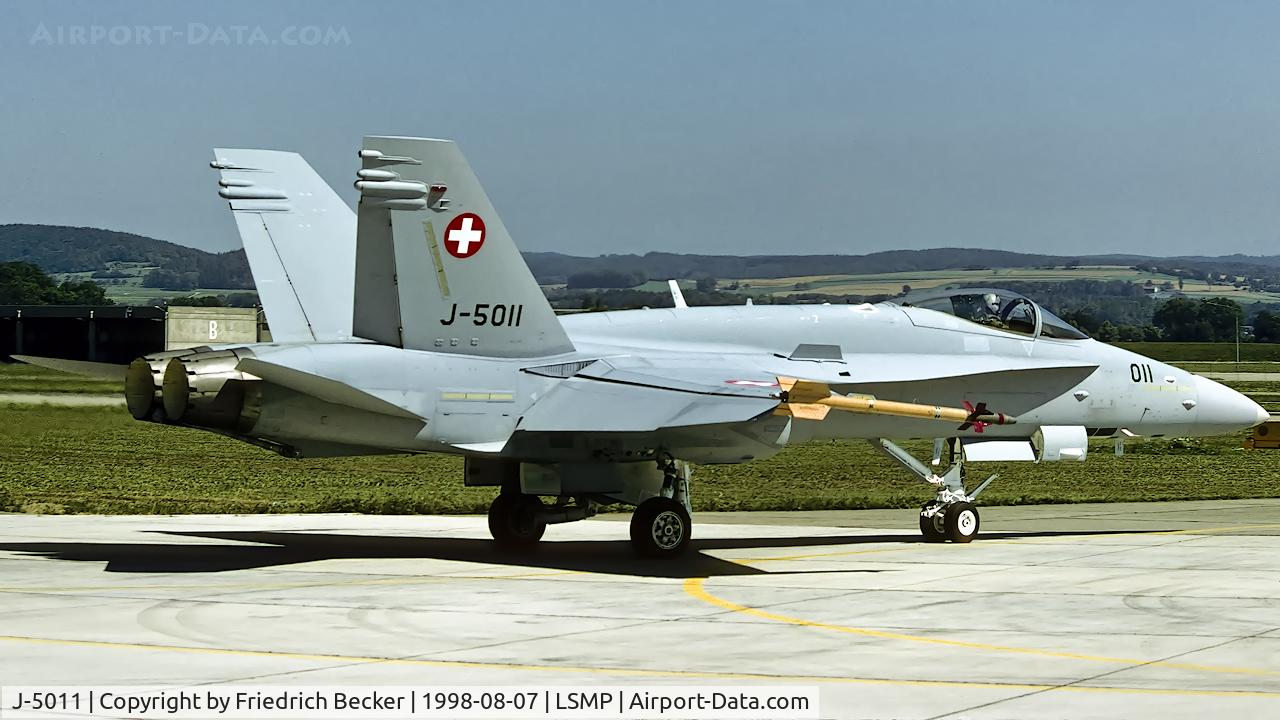 J-5011, McDonnell Douglas F/A-18C Hornet C/N 1351, taxying to the active at Payerne AB