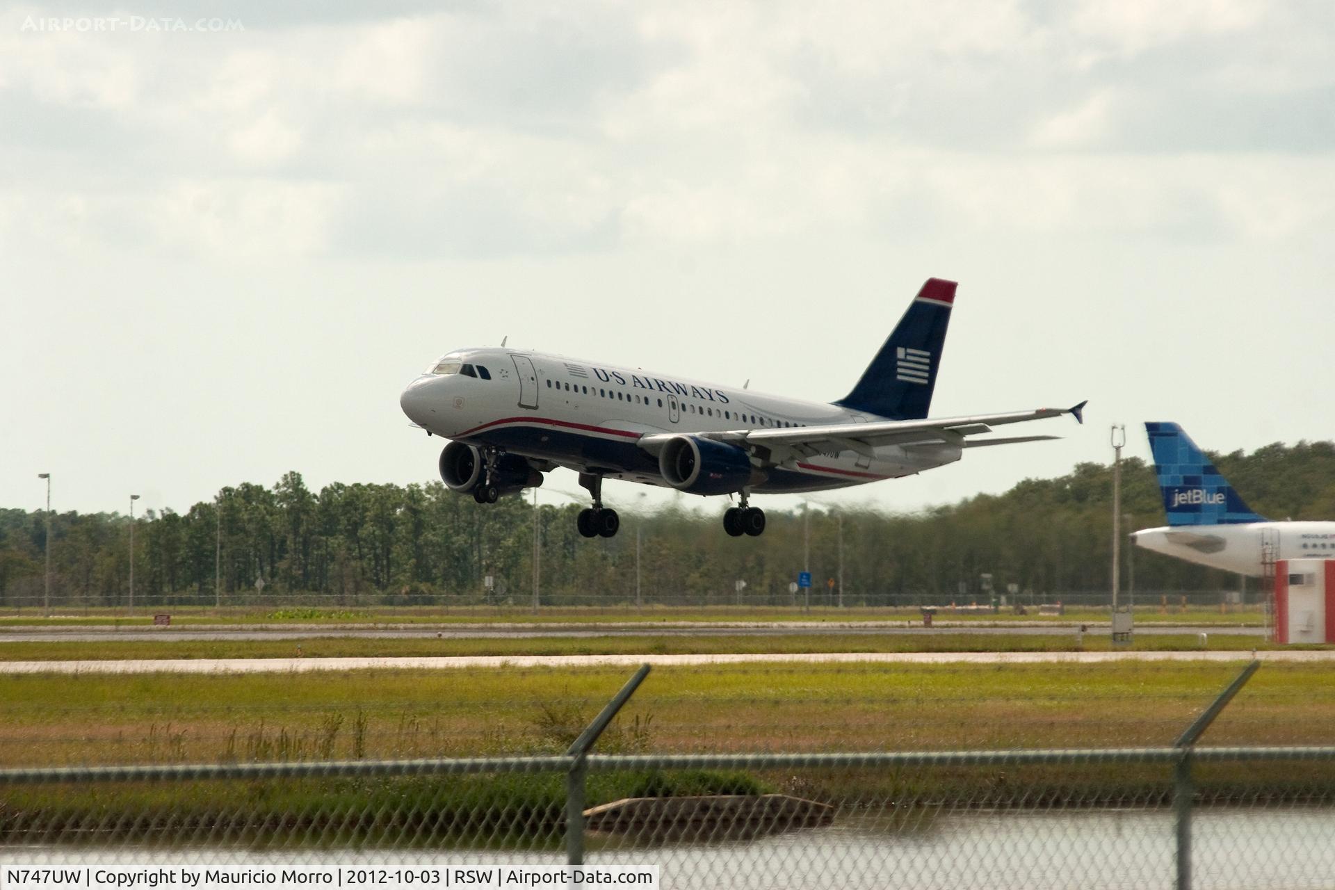 N747UW, 2000 Airbus A319-112 C/N 1301, Landing RWY 6