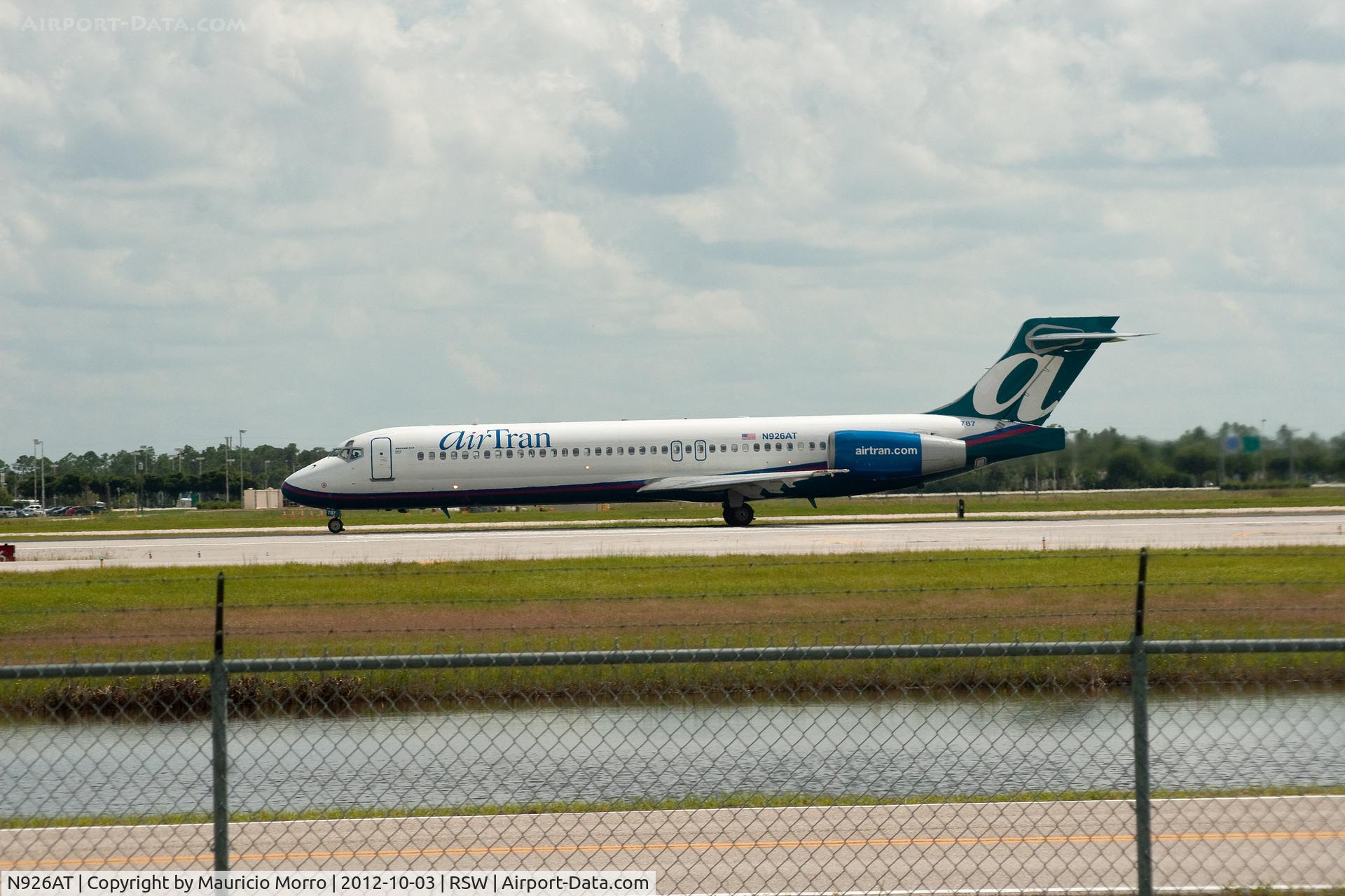 N926AT, 2000 Boeing 717-200 C/N 55078, Taking Off RWY 6