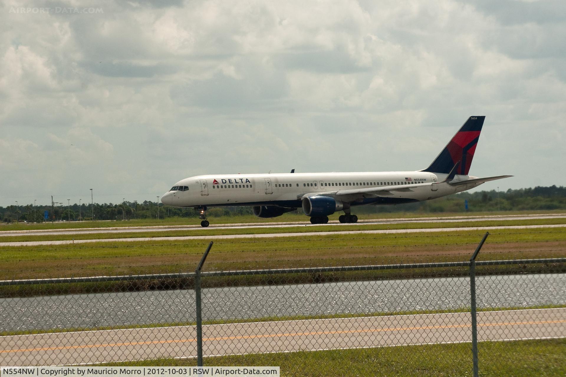 N554NW, 2001 Boeing 757-251 C/N 26501, Taking Off from Fort Myers RWY 6