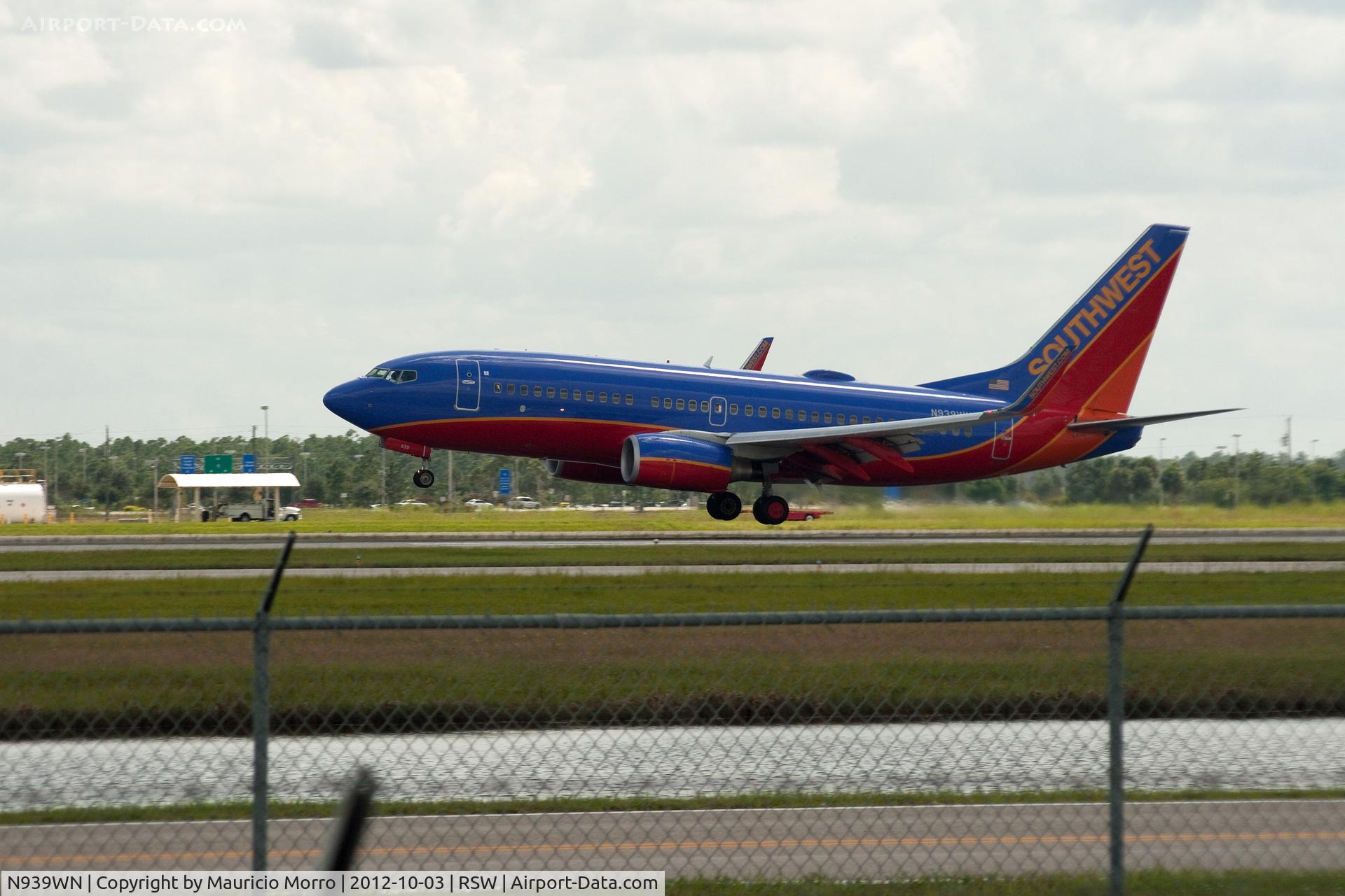 N939WN, 2009 Boeing 737-7H4 C/N 36646, Southwest landing on RWY 6