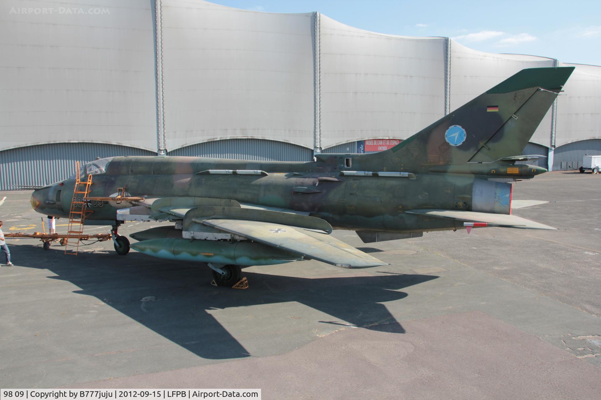 98 09, Sukhoi Su-22M-4 C/N 30916, preserved at Le Bourget muséeum