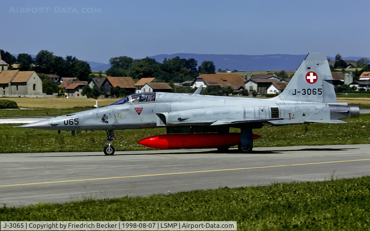 J-3065, Northrop F-5F Tiger II C/N L.3065, taxying to the active at Payerne AB